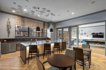 A modern kitchen with a dining table and chairs. at 46 Penn Apartment Homes, Missouri